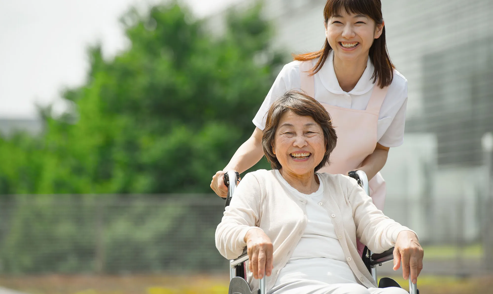 介護士と利用者のイメージ